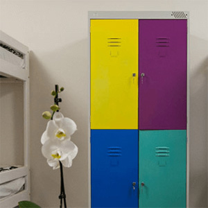 Яркие шкафчики  для сети хостелов Meeting Place