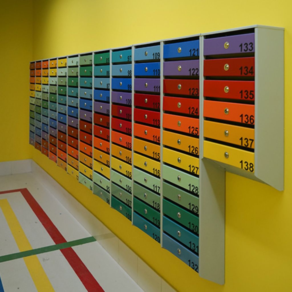 Цветные ящики для корреспонденции в многоквартирных домах