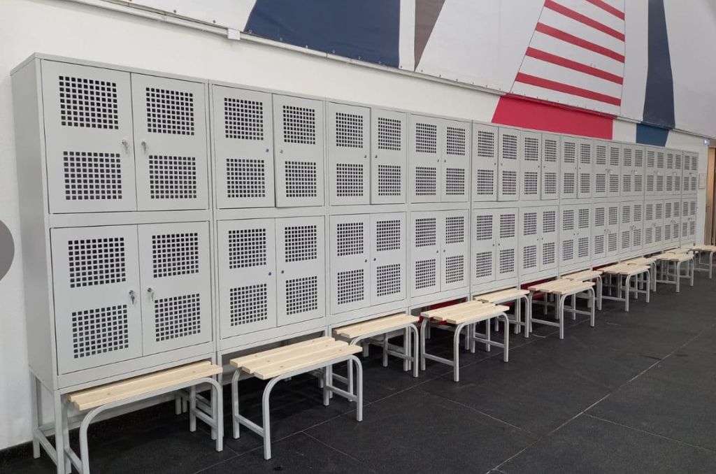 Ледовый дворец: шкафы со скамьями