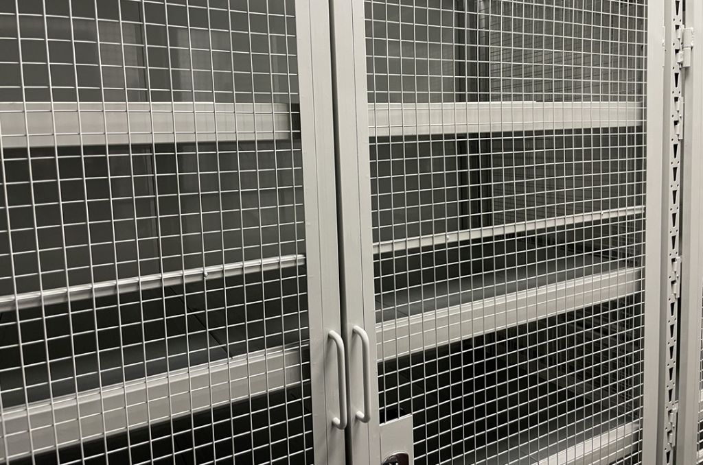 Металлические стеллажи с дверьми